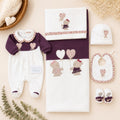 Uscita clinica neonata in ciniglia bianco panna e prugna con tutina, copertina sfoderabile, bavetta, cappellino, scarpine e lenzuolino coordinati.