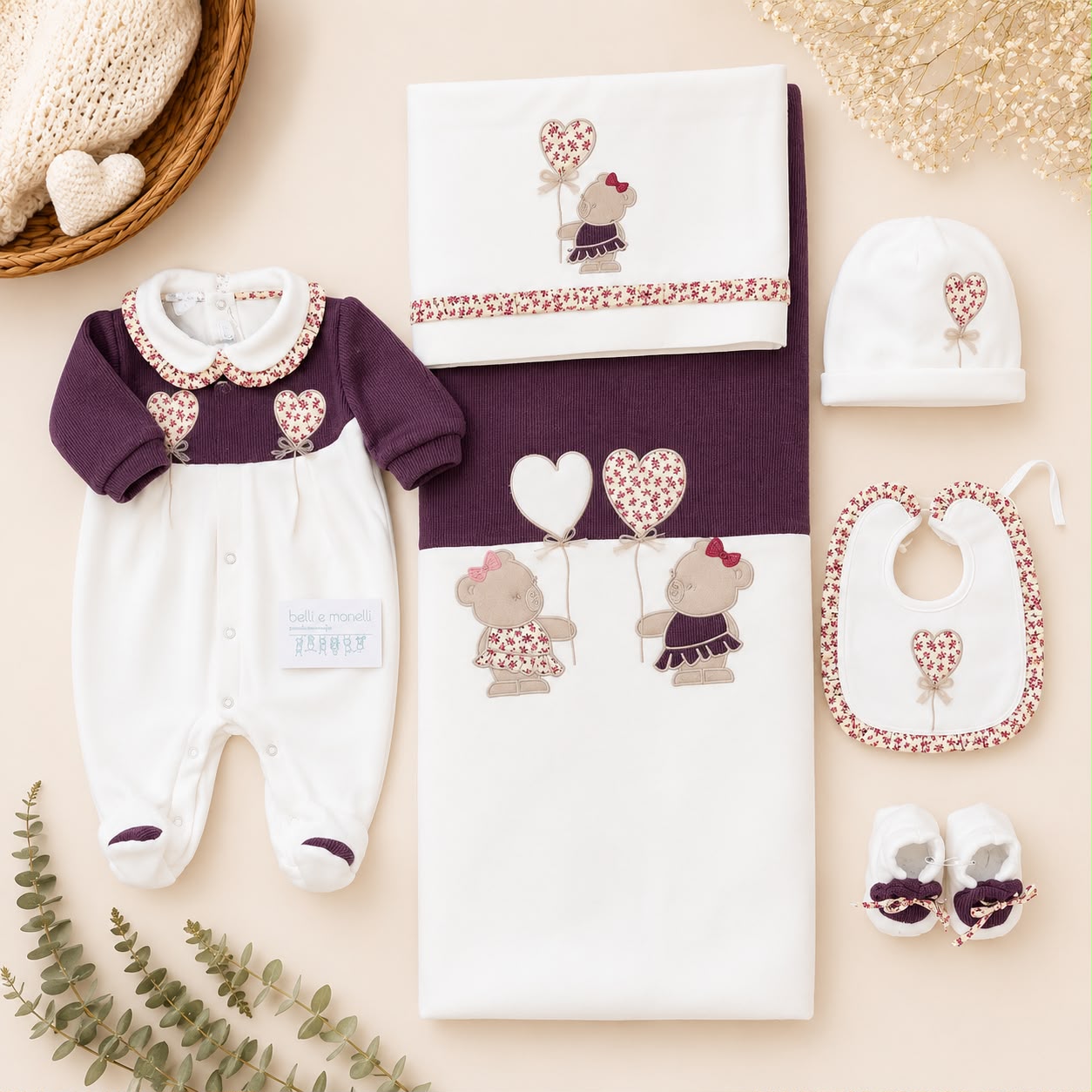 Uscita clinica neonata in ciniglia bianco panna e prugna con tutina, copertina sfoderabile, bavetta, cappellino, scarpine e lenzuolino coordinati.