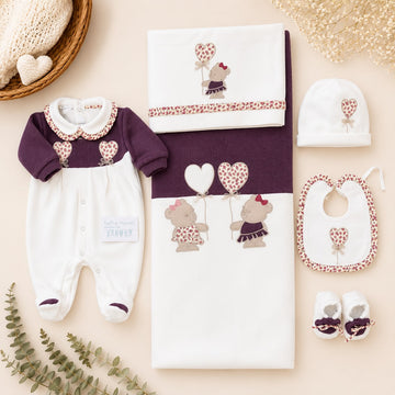 Uscita clinica neonata in ciniglia bianco panna e prugna con tutina, copertina sfoderabile, bavetta, cappellino, scarpine e lenzuolino coordinati.