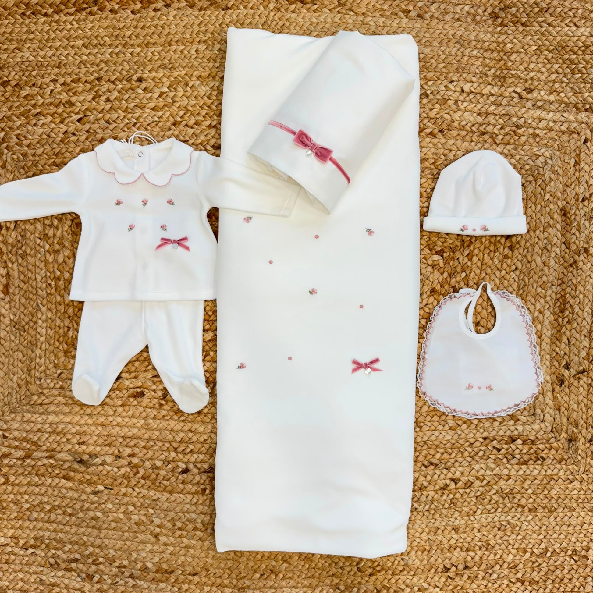 Uscita clinica neonata in ciniglia panna con copertina sfoderabile e fiocchi rosa Made in Italy.