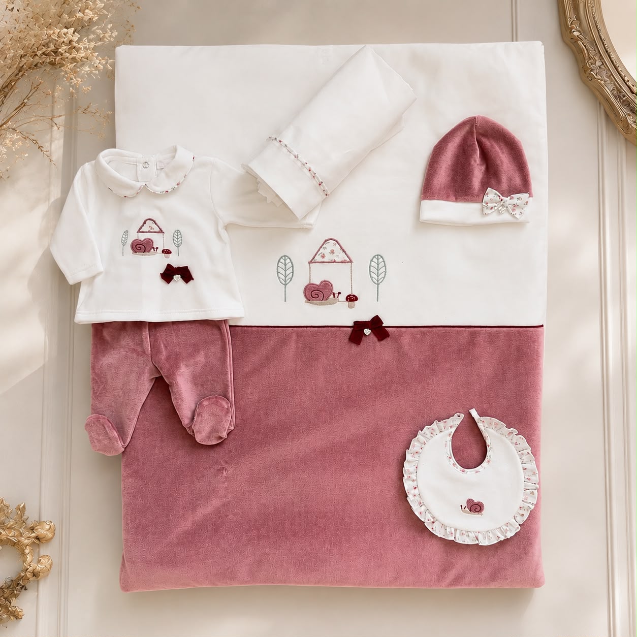 Tutina in ciniglia panna e malva con ricamo chiocciolina e casetta.