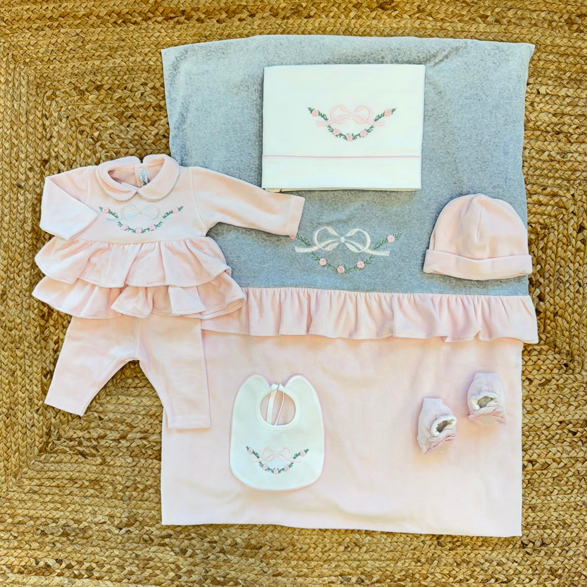 Uscita clinica neonata in ciniglia rosa con copertina, tutina e accessori coordinati