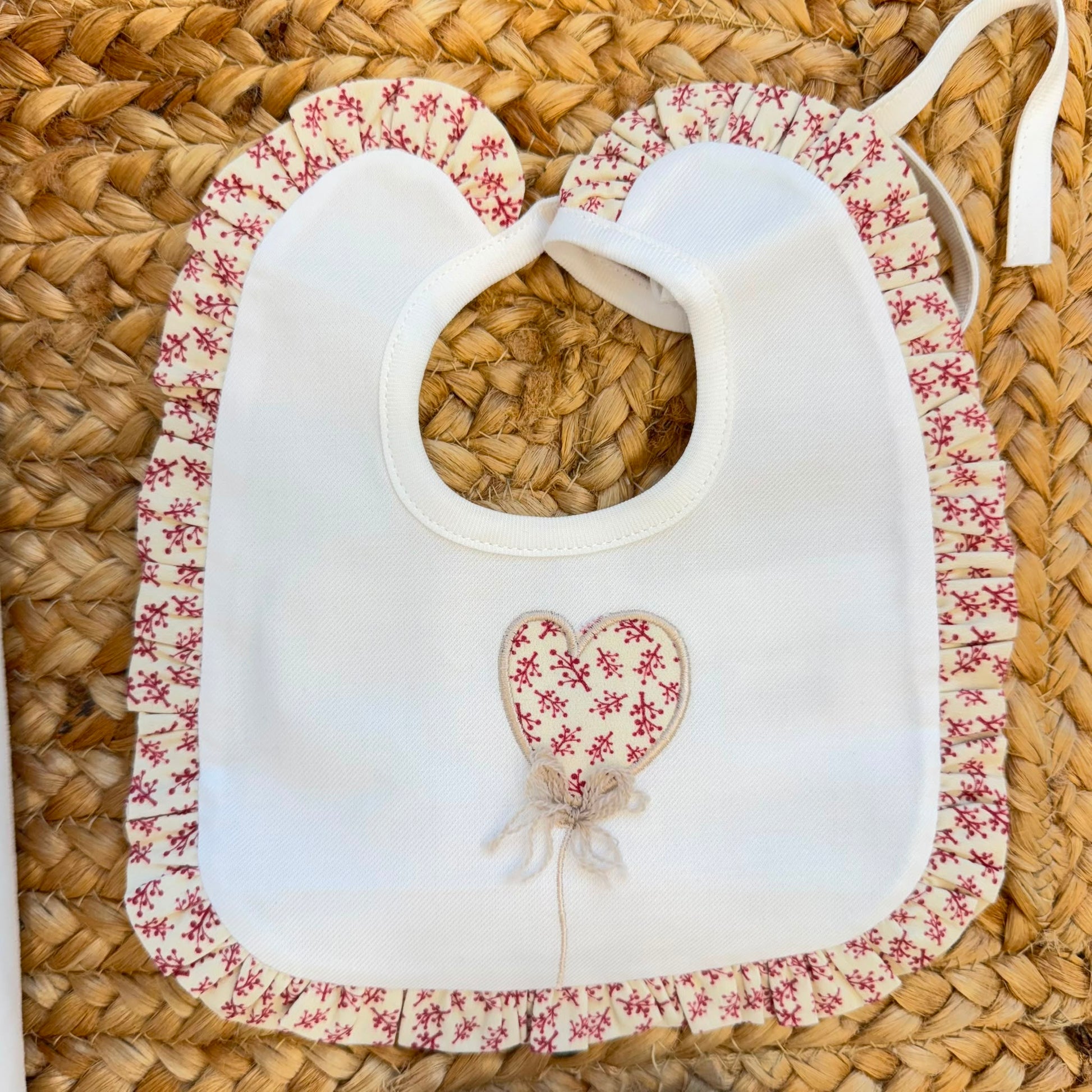 Uscita clinica neonata in ciniglia bianco panna e prugna con tutina, copertina sfoderabile, bavetta, cappellino, scarpine e lenzuolino coordinati.