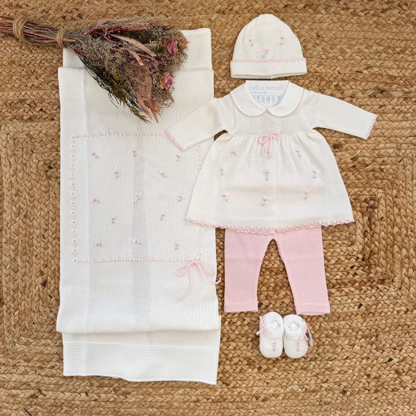 Uscita clinica neonata in filo di cotone con abitino, leggings e copertina ricamata