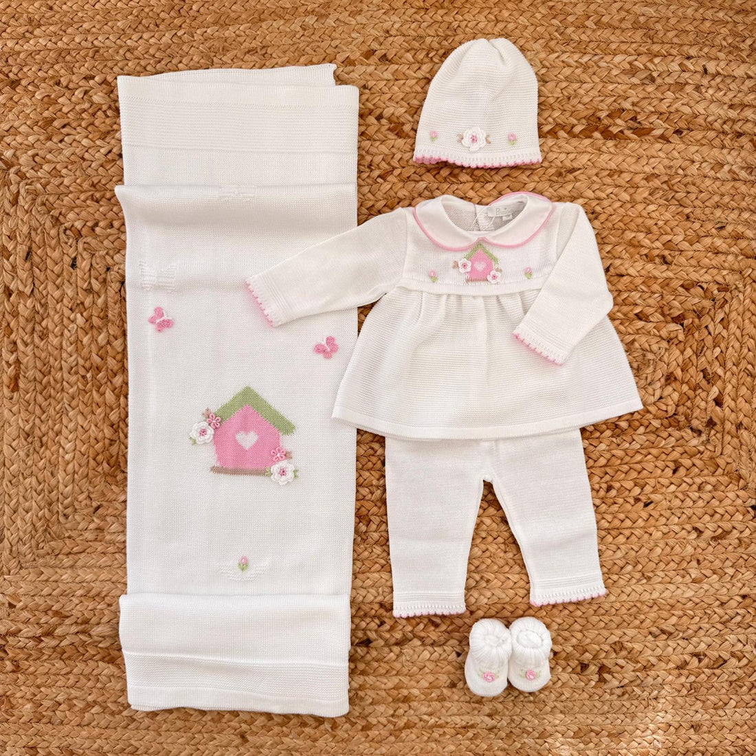 uscita clinica neonata filo di scozia bianco con ricami rosa e copertina coordinata