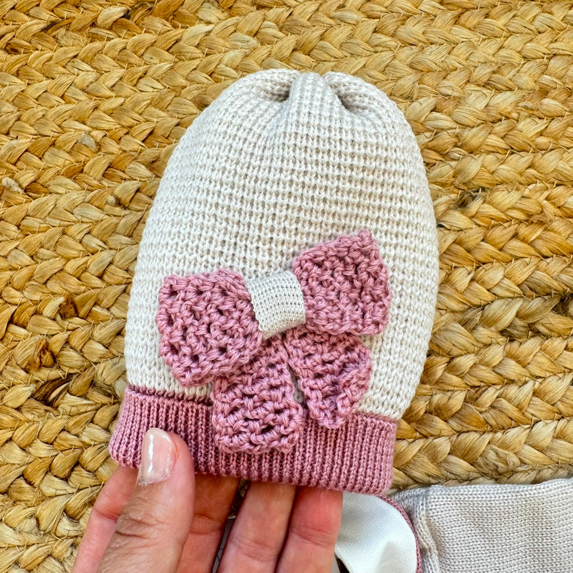 Set nascita uscita clinica neonata in pura lana merino beige e marsala rosa con copertina coordinata.