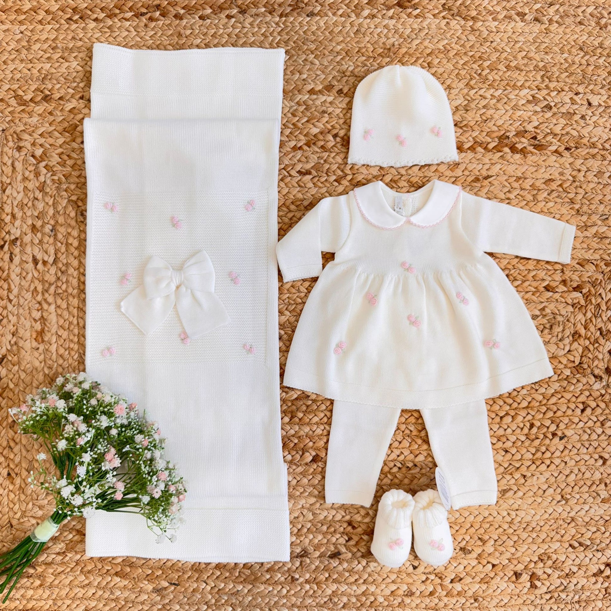 Coordinato uscita clinica neonata in pura lana con roselline ricamate

