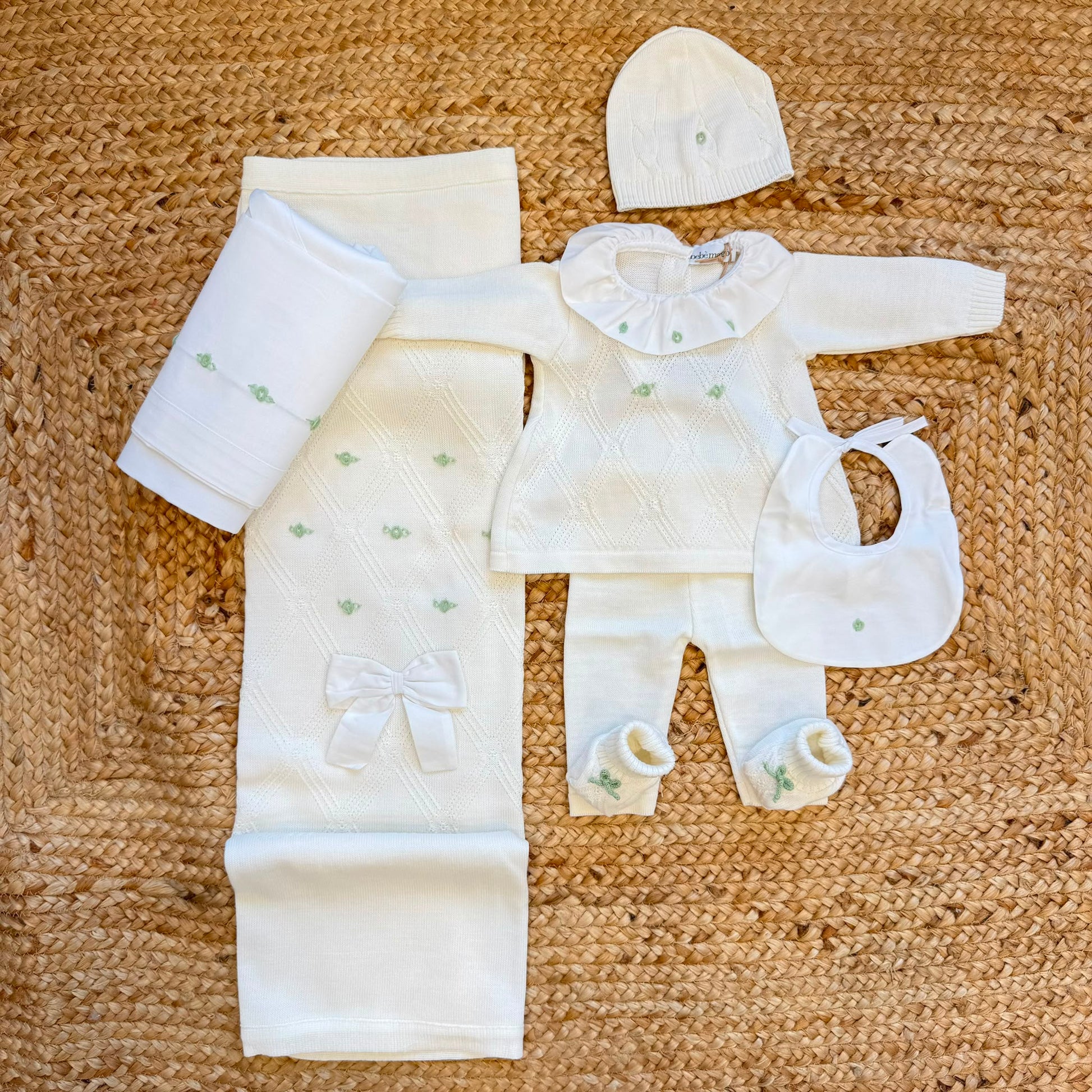 Uscita clinica neonata in lana panna con ricami verde salvia completa di corredino nascita