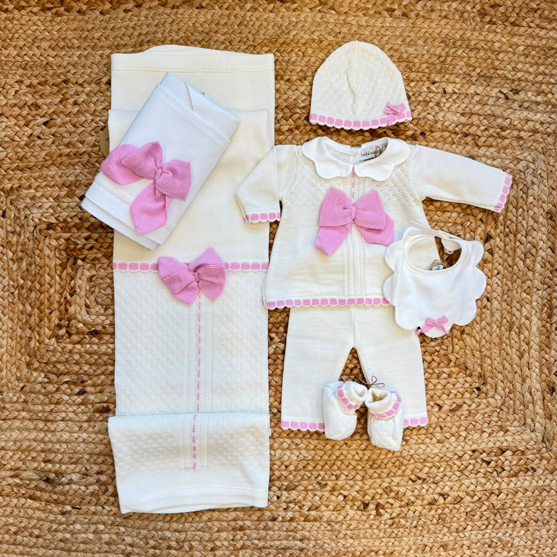 Uscita clinica neonata panna e rosa con maxi fiocchi, copertina, completo e accessori coordinati