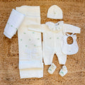 Uscita clinica neonata panna e verde salvia con tutina, copertina, cappellino, scarpine e accessori coordinati