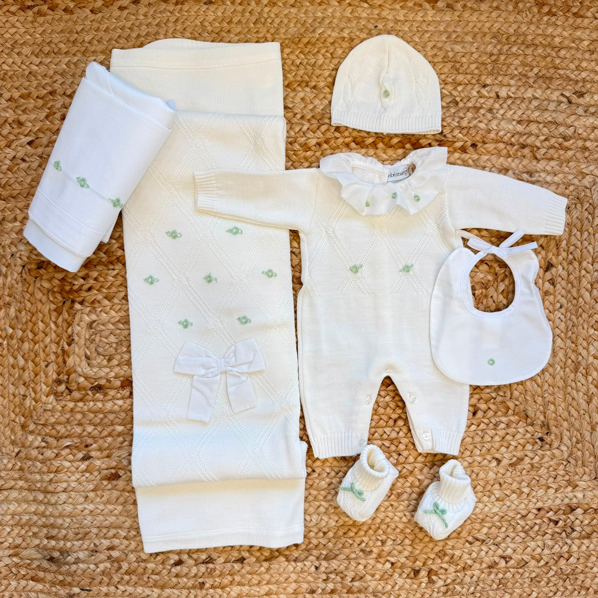 Uscita clinica neonata panna e verde salvia con tutina, copertina, cappellino, scarpine e accessori coordinati