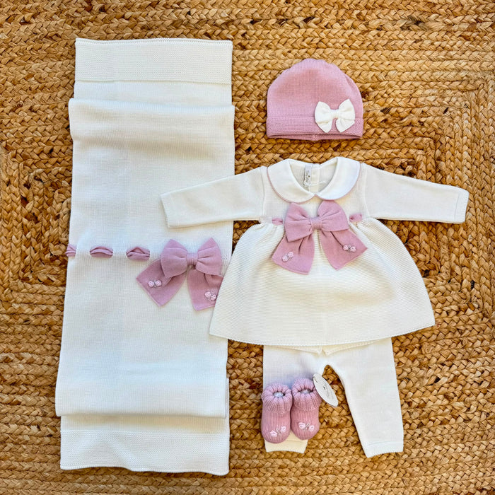 Uscita clinica neonata in pura lana bianca con fiocco rosa e copertina coordinata.