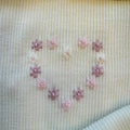 Uscita clinica neonata in pura lana bianco con copertina e ricami floreali realizzati a mano.