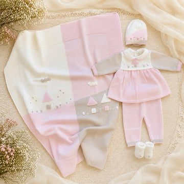 Uscita clinica neonata in pura lana con copertina ricamata nei colori latte, rosa cipria e beige Mars Made in Italy.