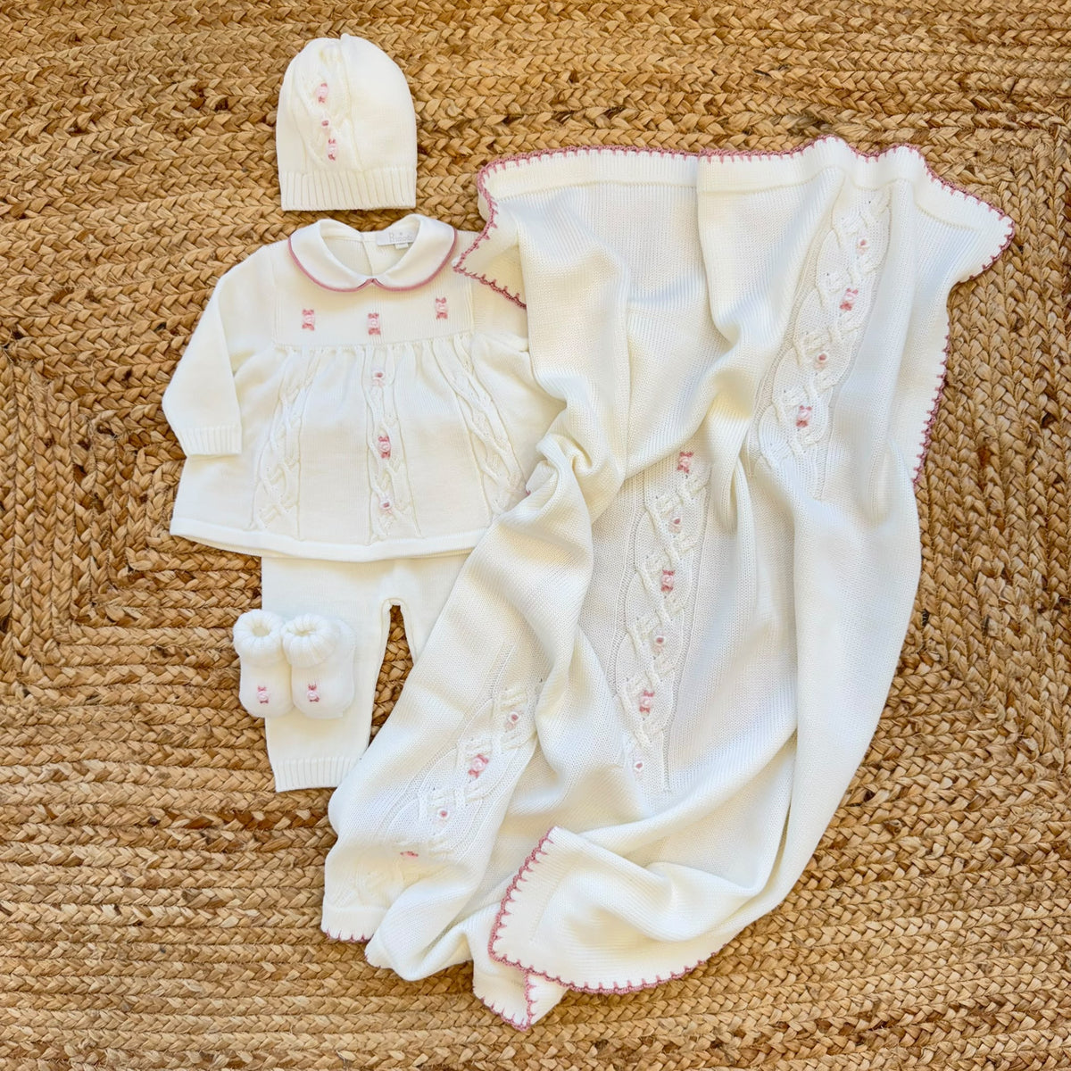Uscita clinica neonata in pura lana latte e rosa con completo, copertina, cappellino e scarpine