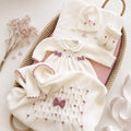 Uscita clinica neonata in pura lana panna e rosa antico Made in Italy con copertina, tutina, cappellino, scarpine e lenzuolino coordinati