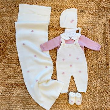 Uscita clinica neonata in pura lana panna e rosa con salopette, maglioncino, cuffietta, scarpine e copertina ricamata