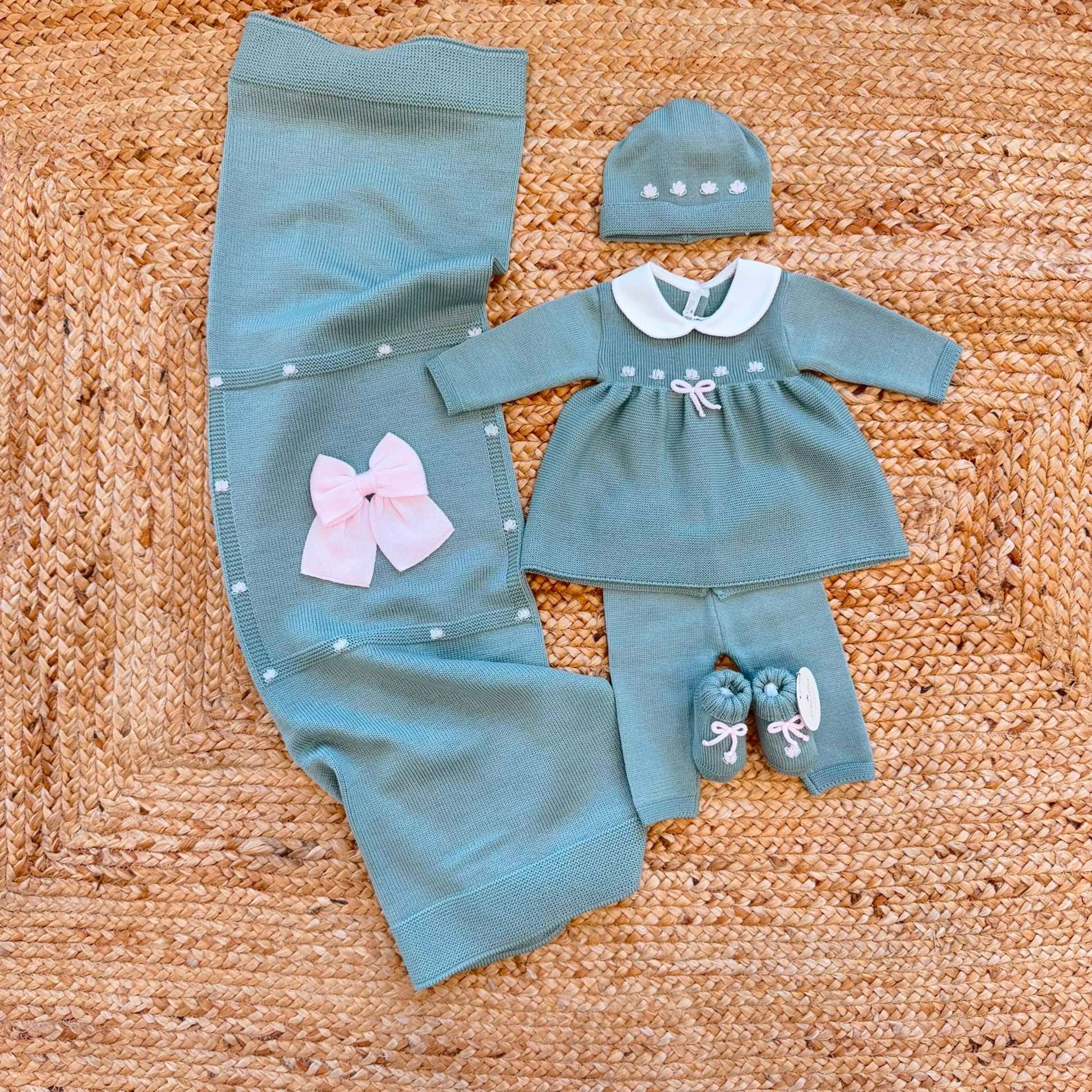 Uscita clinica neonata in pura lana verde salvia con copertina, vestitino, pantalone, cappellino e scarpine coordinate