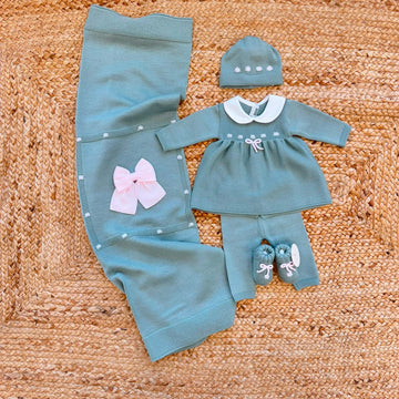 Uscita clinica neonata in pura lana verde salvia con copertina, vestitino, pantalone, cappellino e scarpine coordinate