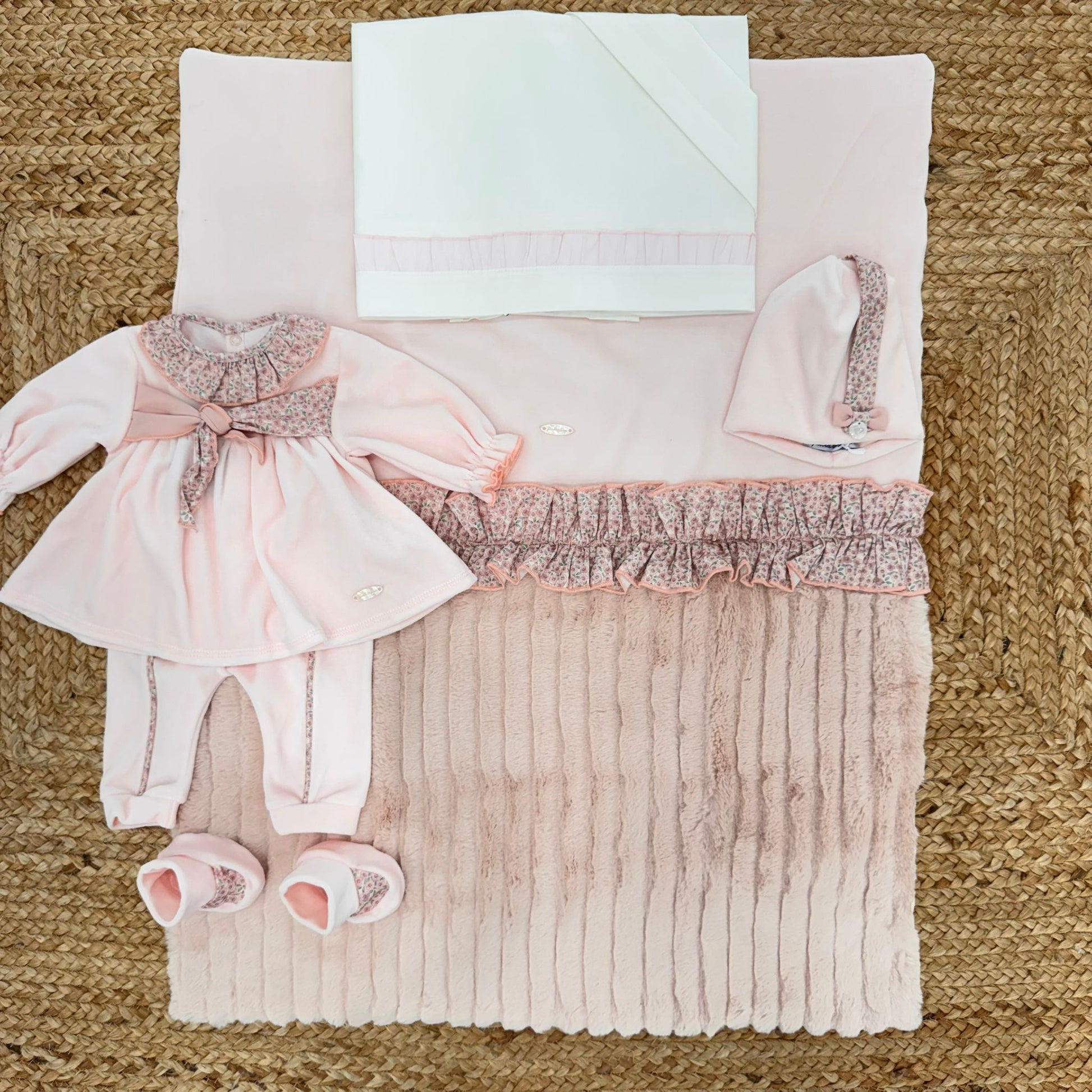 Coordinato uscita clinica per neonata con copertina, lenzuola, tutina, cappellino e scarpine rosa