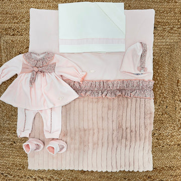 Coordinato uscita clinica per neonata con copertina, lenzuola, tutina, cappellino e scarpine rosa