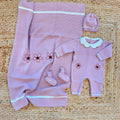Uscita clinica neonata rosa completa con copertina, tutina, cappellino e scarpine Made in Italy.