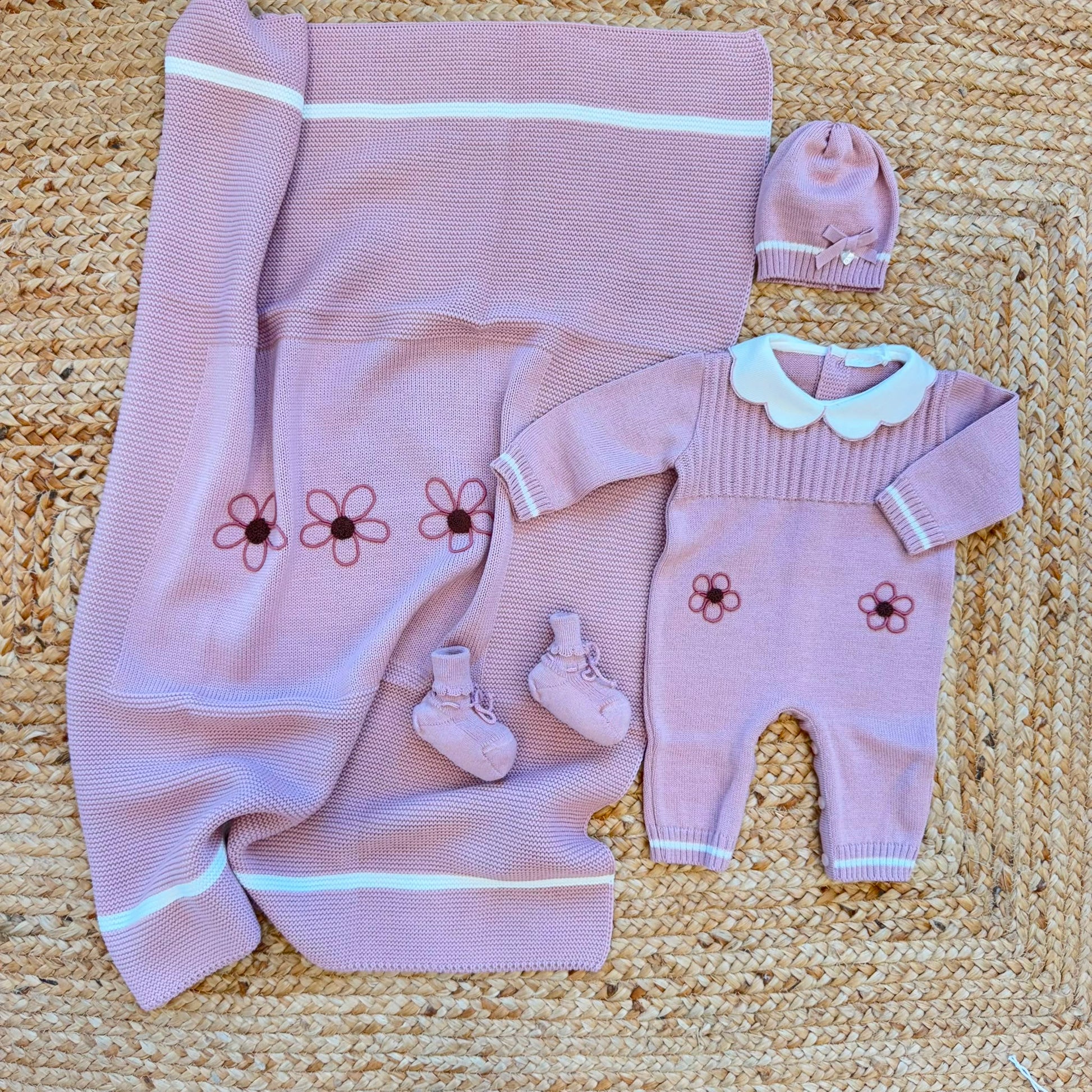 Uscita clinica neonata rosa completa con copertina, tutina, cappellino e scarpine Made in Italy.