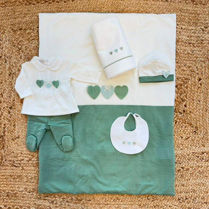 Uscita clinica neonata verde in caldo cotone con copertina, maglietta, pantaloncino, cappellino, bavaglino e lenzuolino coordinati.