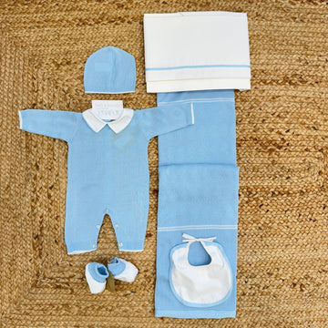 Uscita clinica neonato 100% cotone azzurro con tutina, copertina, cappellino, bavetta, scarpette e lenzuola coordinate