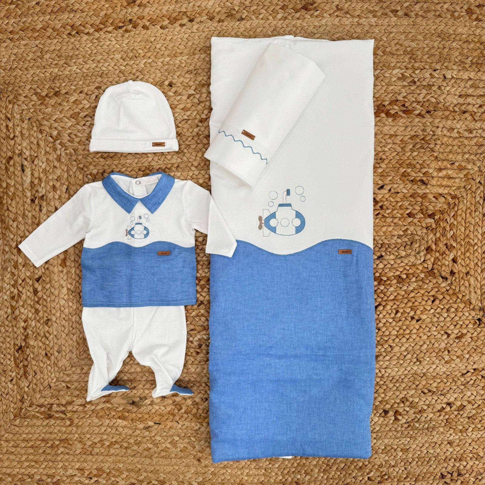 Uscita clinica neonato azzurra con copertina sfoderabile e tutina ricamo sottomarino