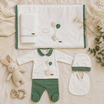 Coordinato uscita clinica neonato in caldo cotone verde salvia con coperta, lenzuolino, cappellino e bavaglino Made in Italy.
