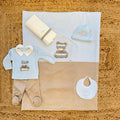 Uscita clinica neonato cielo e beige in ciniglia completa con copertina sfoderabile, tutina, cappellino e lenzuolino.