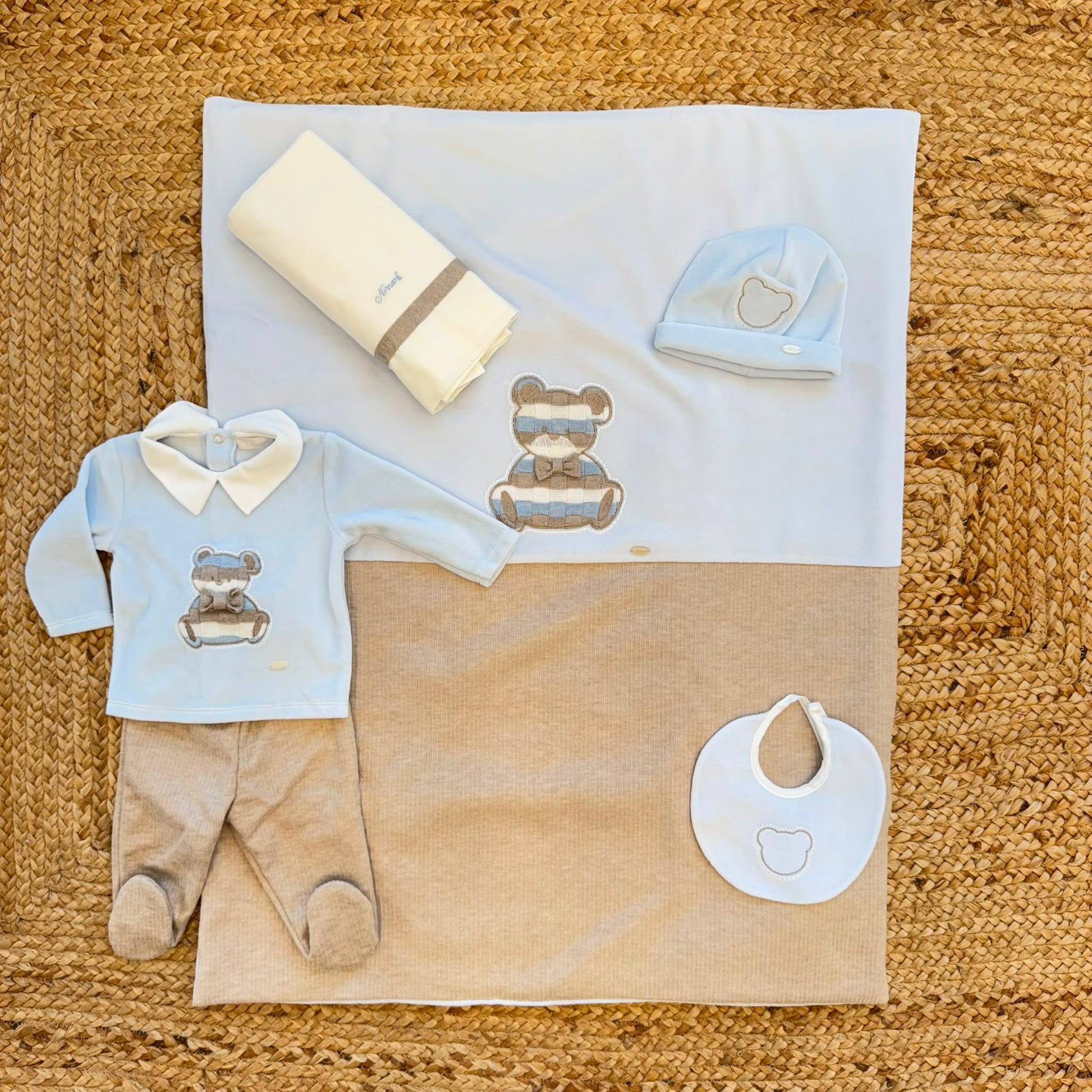 Uscita clinica neonato cielo e beige in ciniglia completa con copertina sfoderabile, tutina, cappellino e lenzuolino.