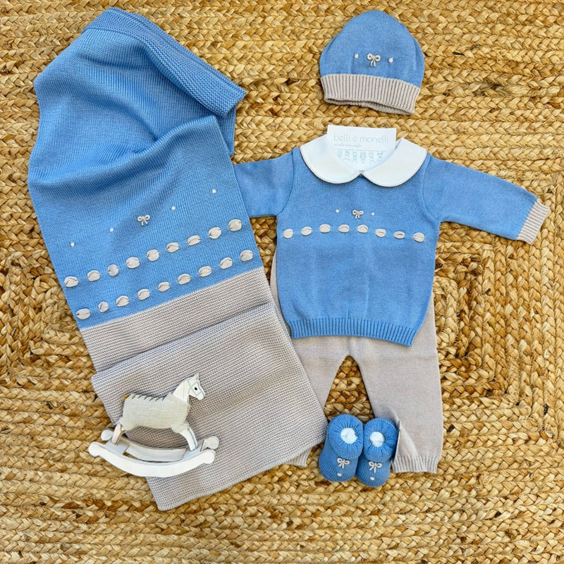 Uscita clinica neonato in 100% filo di cotone con tutina azzurra e beige, copertina coordinata, cappellino e scarpette abbinate