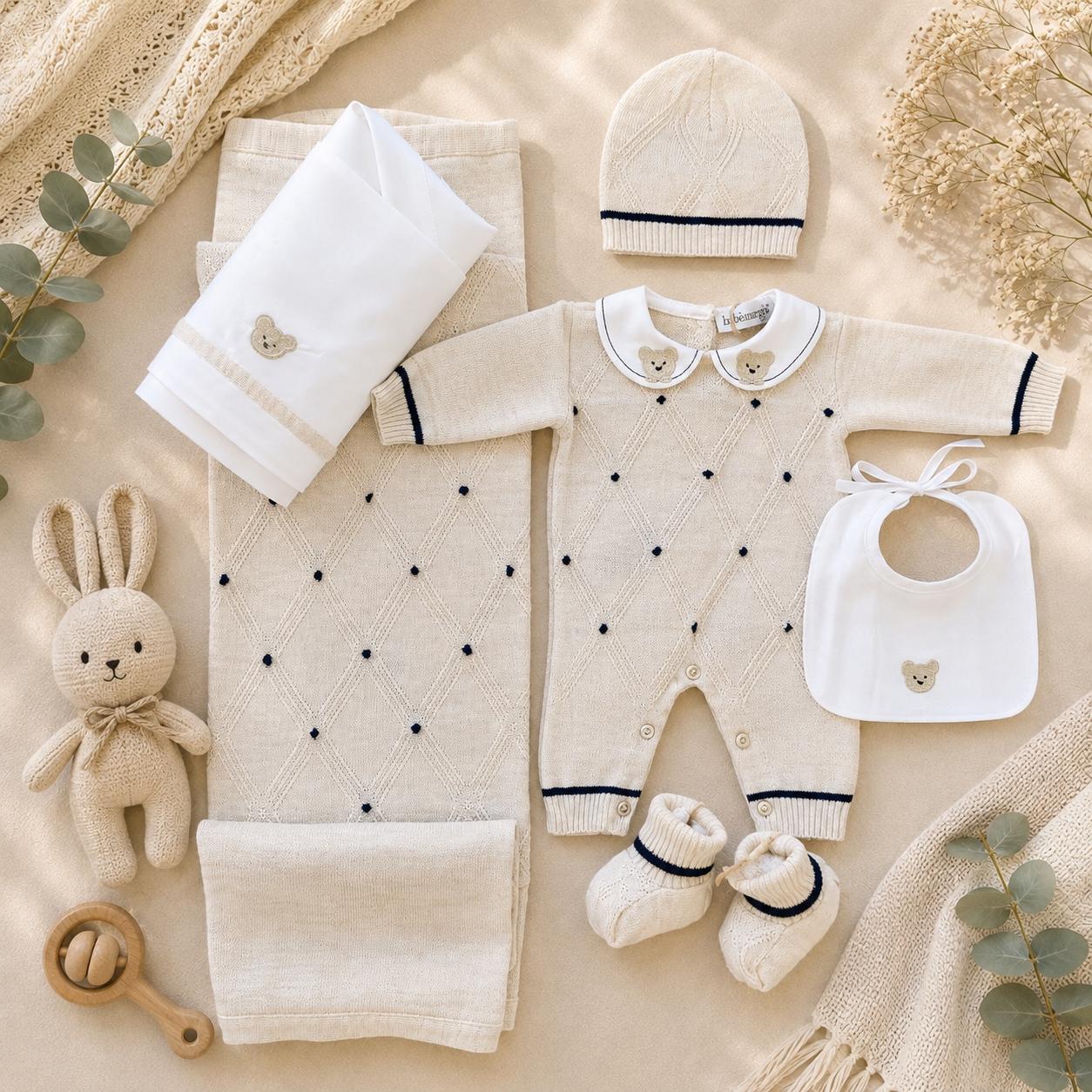 Tutina neonato beige in lana e cotone con dettagli blu e bavetta bianca con orsetto ricamato