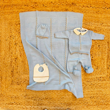 Uscita clinica neonato in misto lana azzurro e beige con copertina completo cappellino scarpine e bavaglino