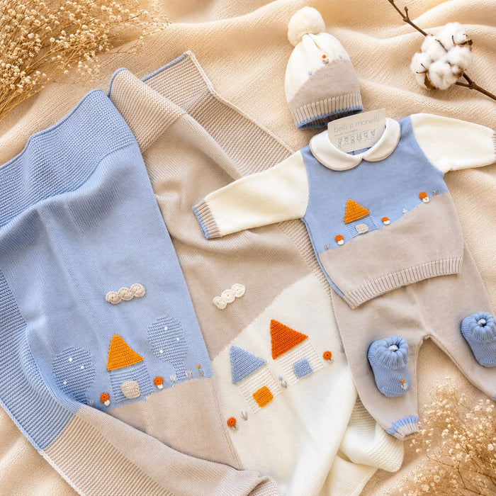 Uscita clinica neonato in pura lana azzurra con applicazione casette, cappellino, scarpine e copertina coordinata.