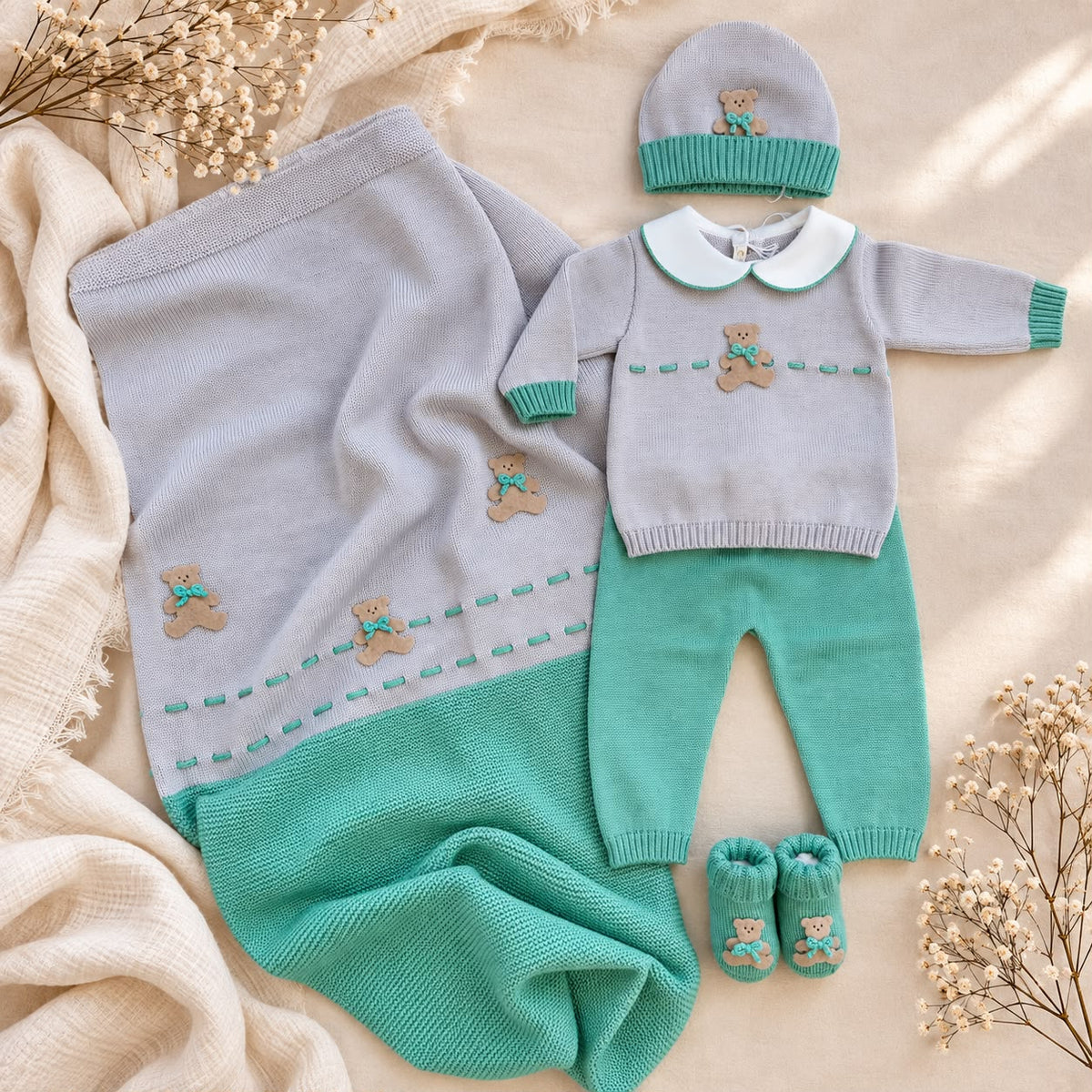 Uscita clinica neonato in pura lana grigio e verde con orsetto completa di copertina cappellino e scarpine