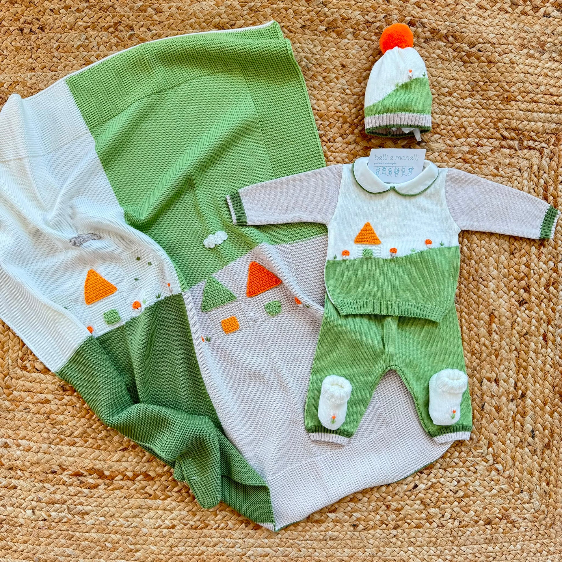 Uscita clinica neonato in pura lana latte pistacchio salvia e beige.