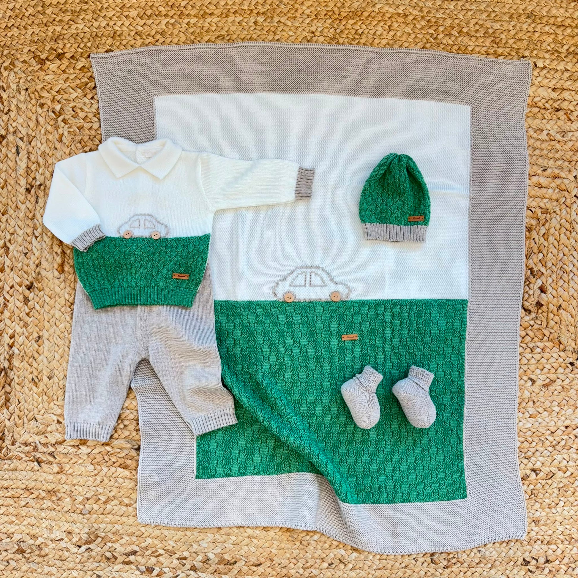 Completo nascita neonato in pura lana verde e panna con motivo automobile e pantalone beige