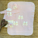 uscita clinica neonata lana rosa con fiocchi panna e copertina coordinata