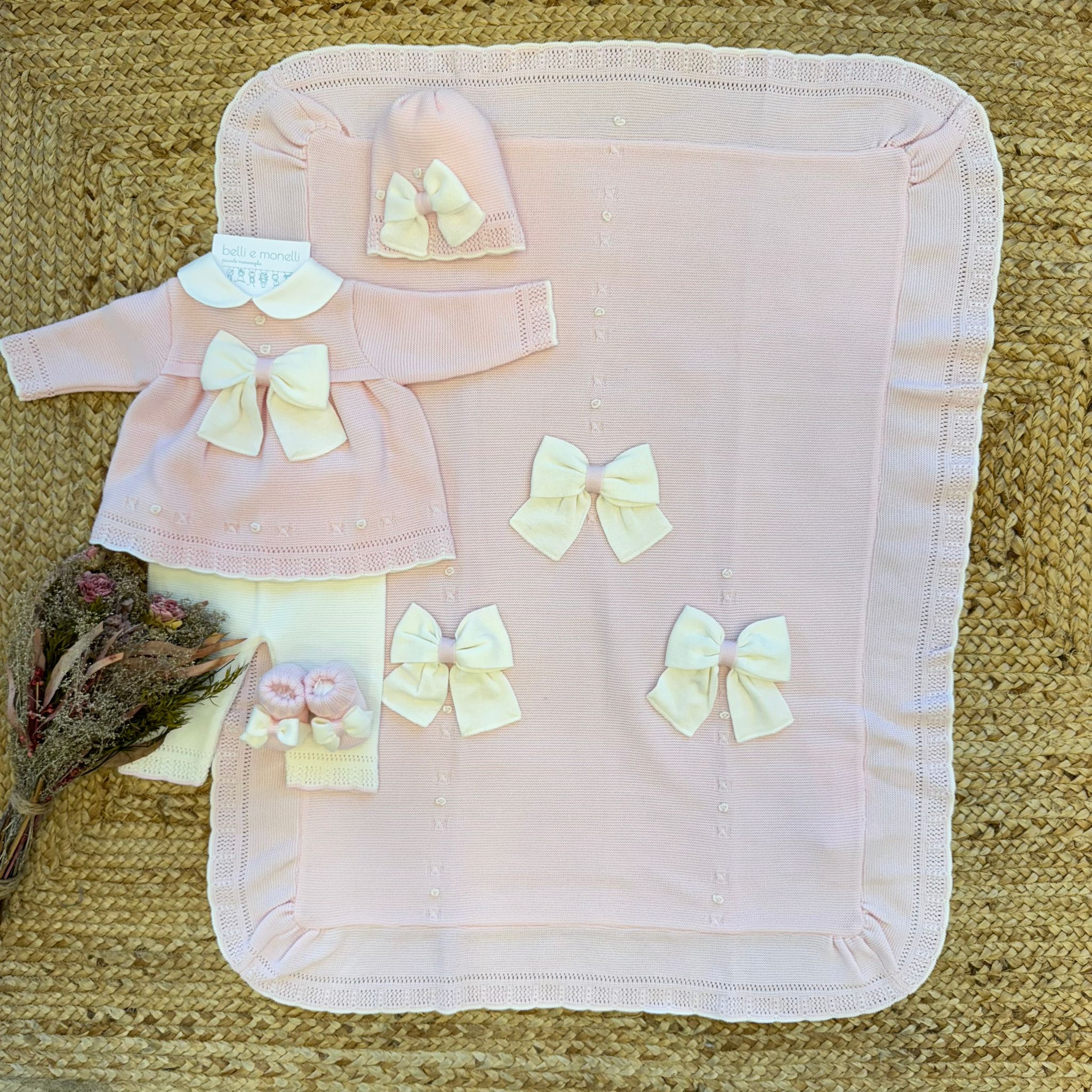 uscita clinica neonata lana rosa con fiocchi panna e copertina coordinata