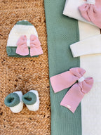 Coordinato uscita clinica neonata verde foglia e panna con fiocco rosa
