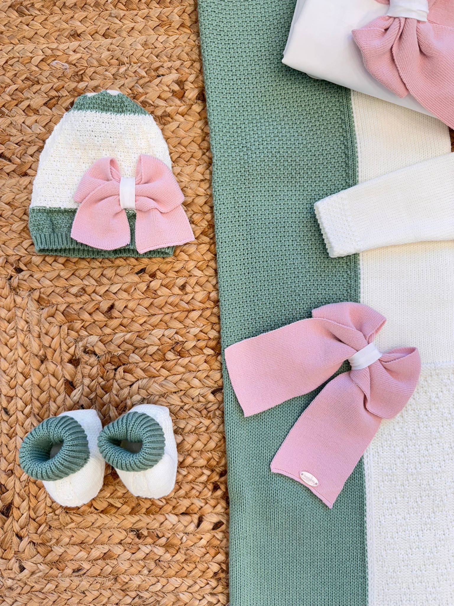 Coordinato uscita clinica neonata verde foglia e panna con fiocco rosa