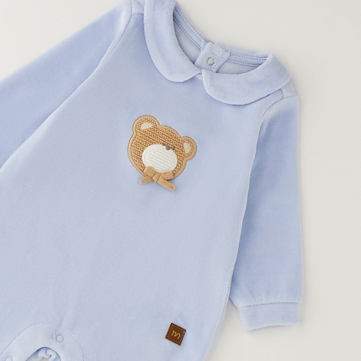 Tutina neonato in ciniglia azzurra con orsetto applicato, colletto tondo e piedini