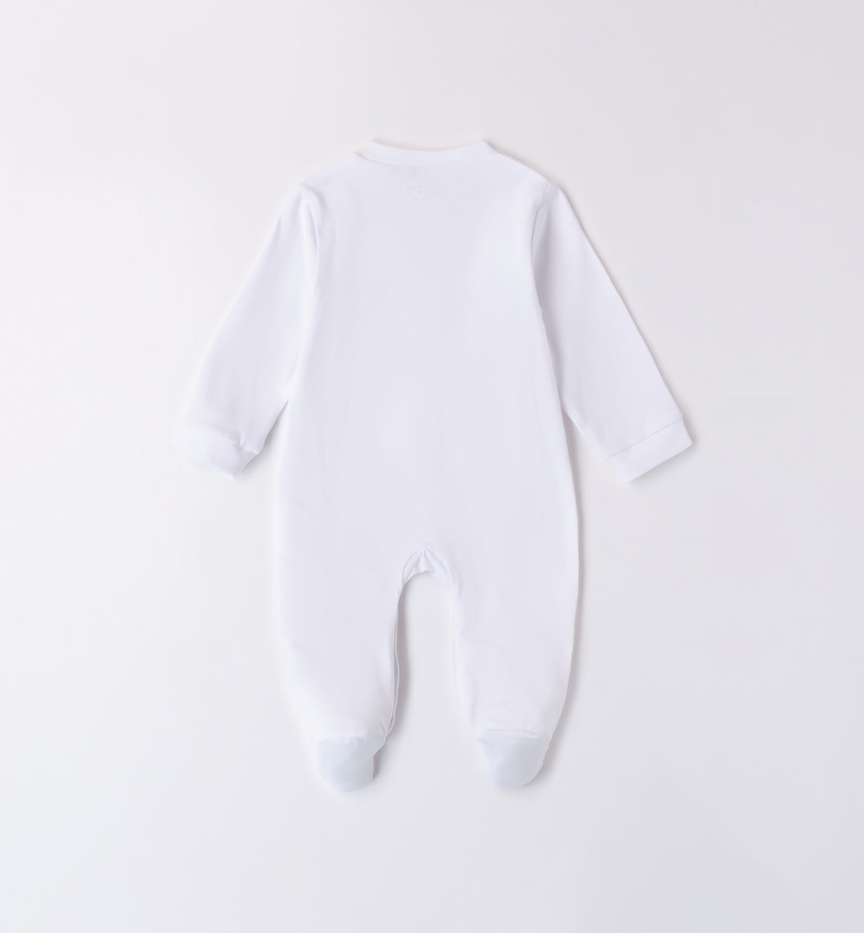  Dettaglio della tutina in cotone, perfetta come idea regalo baby shower
