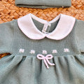 Completo neonata in pura lana verde salvia con vestitino, pantalone, cappellino e scarpine coordinate ricamate a mano