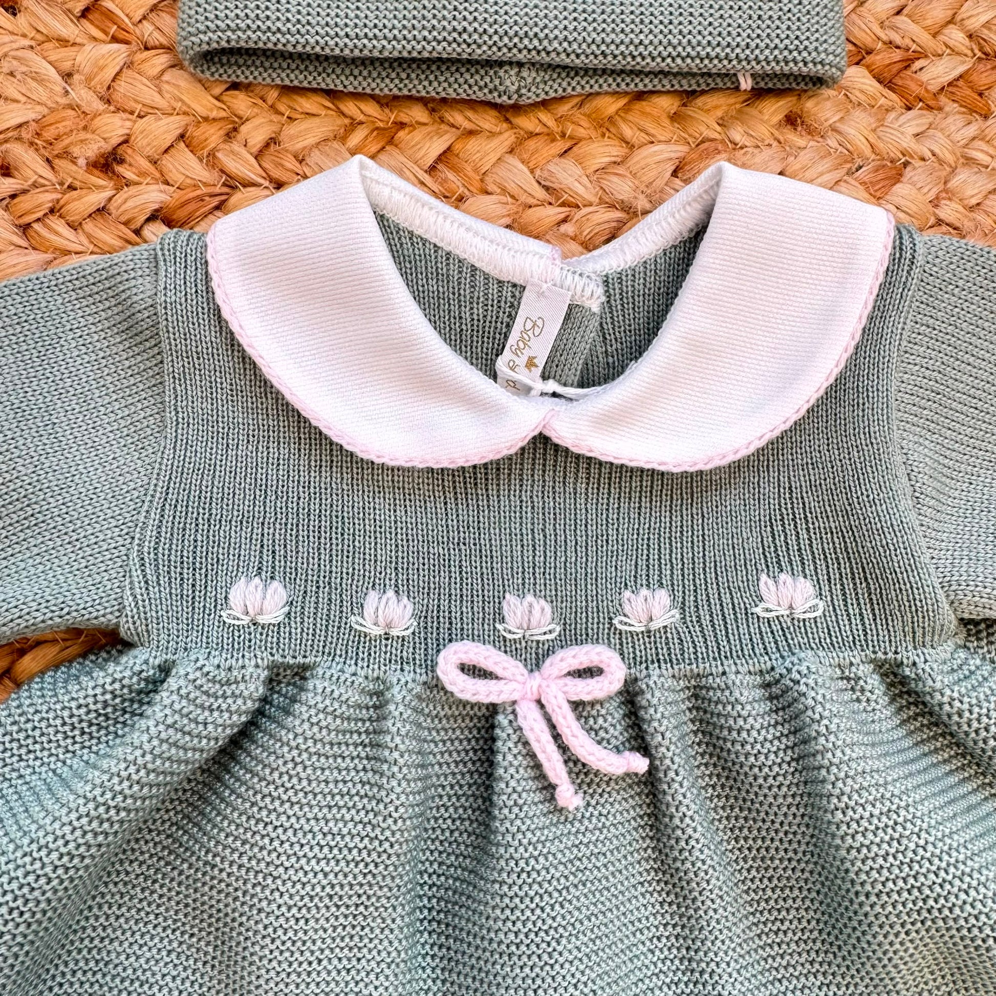 Completo neonata in pura lana verde salvia con vestitino, pantalone, cappellino e scarpine coordinate ricamate a mano