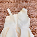 Vestito bambina elegante giallo monospalla con gonna ampia e linea fluida.