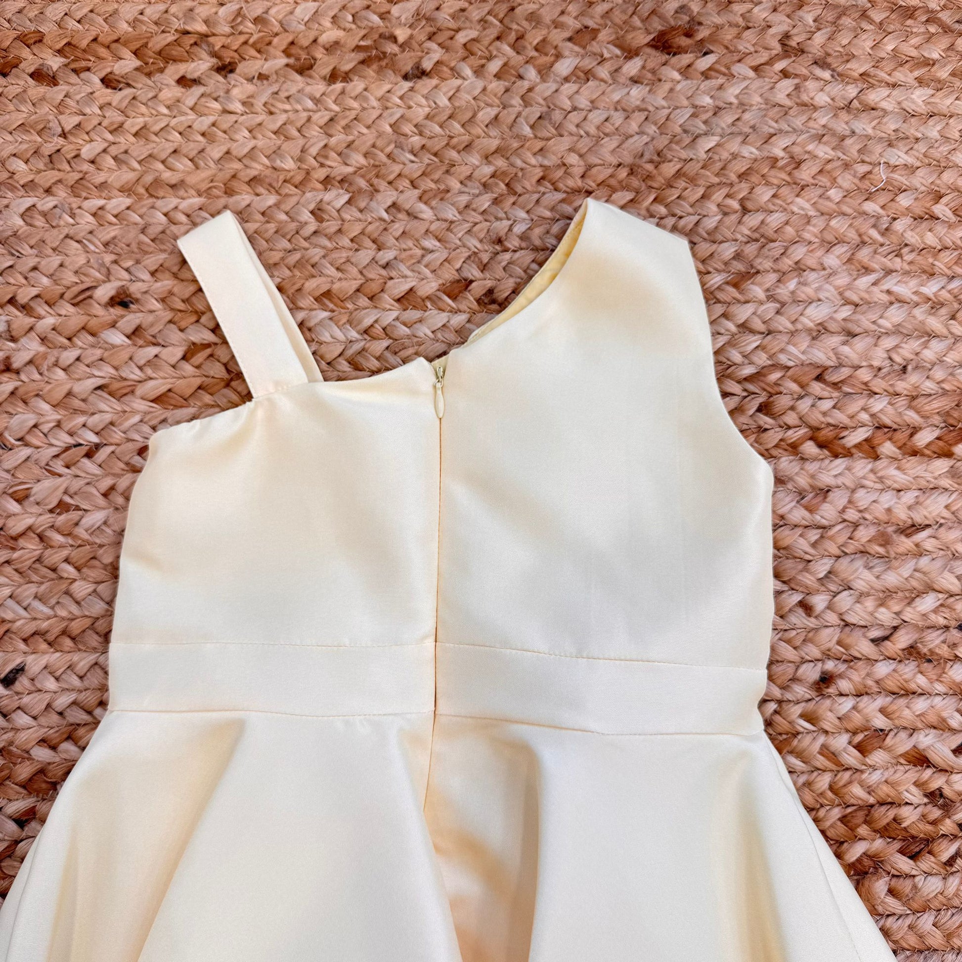 Vestito bambina elegante giallo monospalla con gonna ampia e linea fluida.